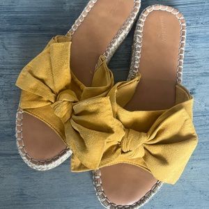 Yellow bow sandals, size 10